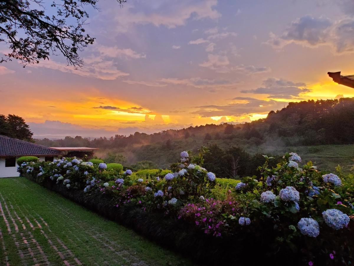 Hotel Finca Paraiso Mountain Retreat Near San Jose Airport à Birrí Extérieur photo